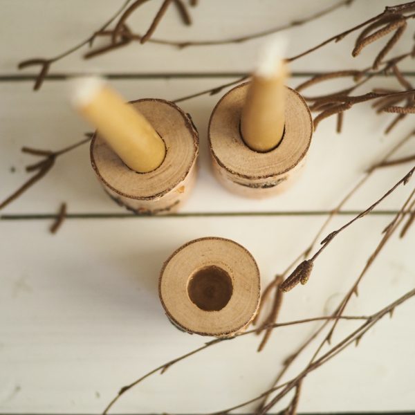 Drewniany świecznik na świeczkę prostą, stołową. Wykonany własnoręcznie z drewna brzozowego.